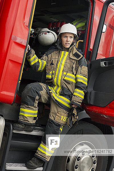 Feuerwehrfrau mit Feuerwehrauto
