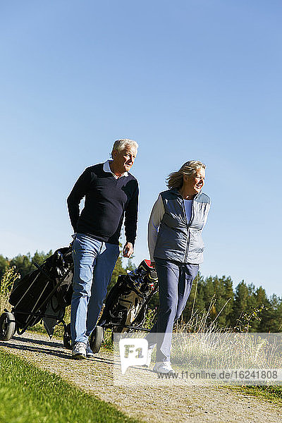 Seniorenpaar auf dem Golfplatz