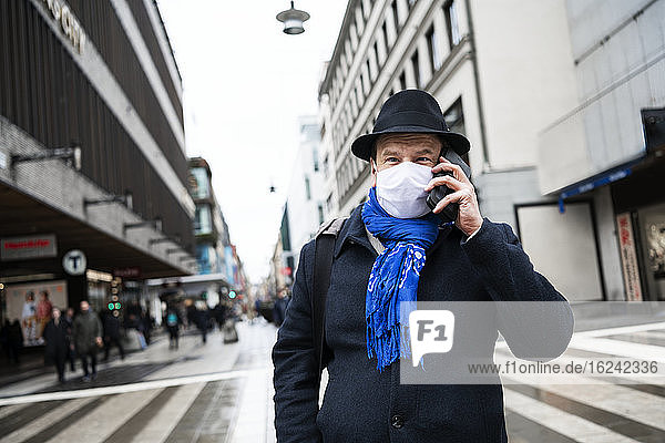Mann mit Schutzmaske auf der Straße