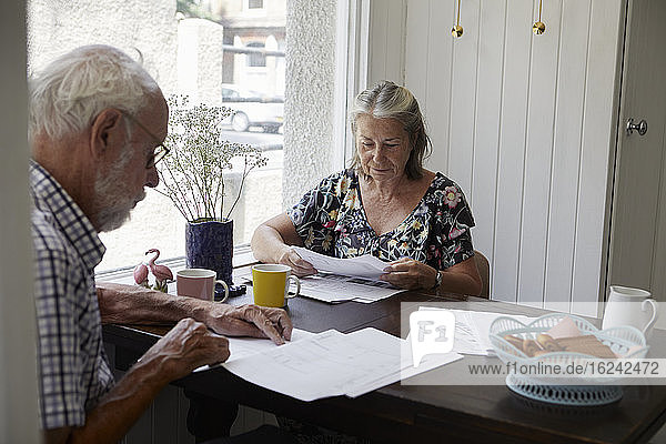 Älteres Paar erledigt Papierkram