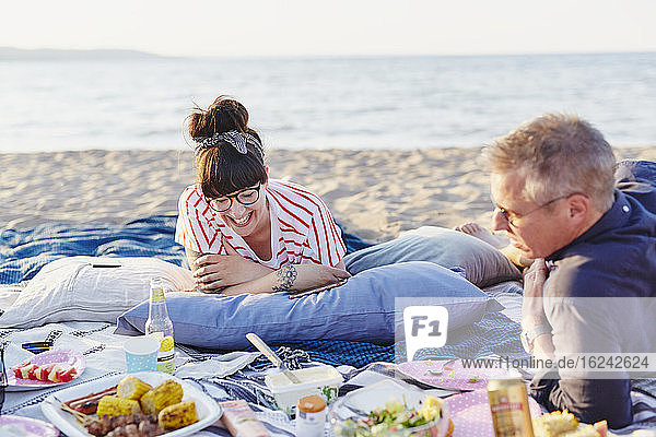 Pärchen beim Picknick am Strand
