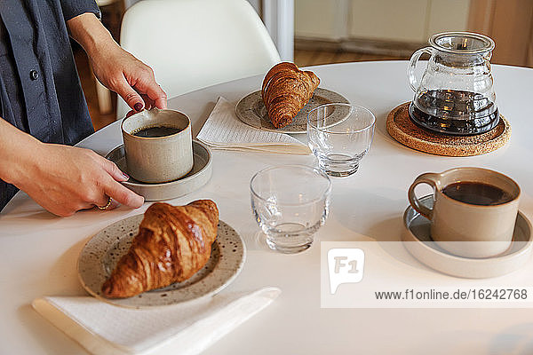 Kaffeetassen und Croissants