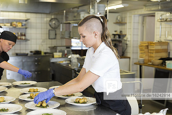 Frau arbeitet in der Küche