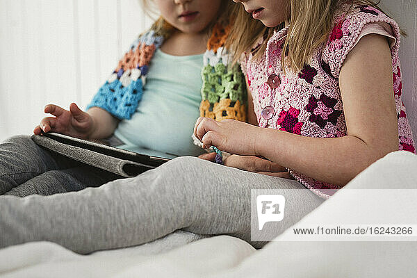 Mädchen benutzen digitales Tablet