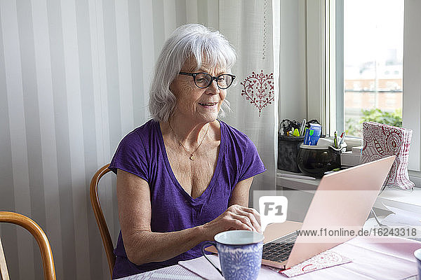 Ältere Frau mit Laptop