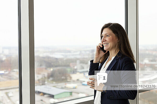 Geschäftsfrau  die über ein Mobiltelefon spricht