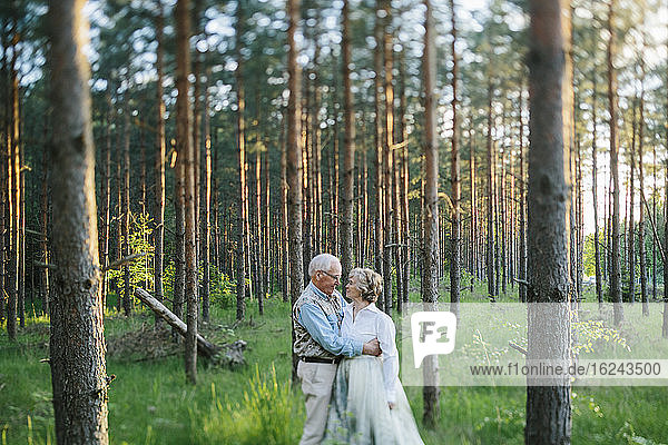 Älteres Paar im Wald
