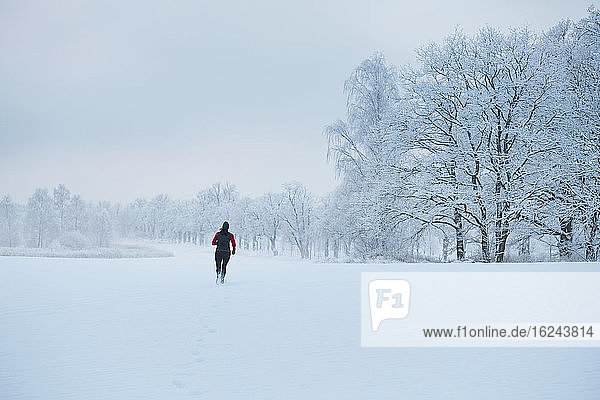 Frau joggt im Winter
