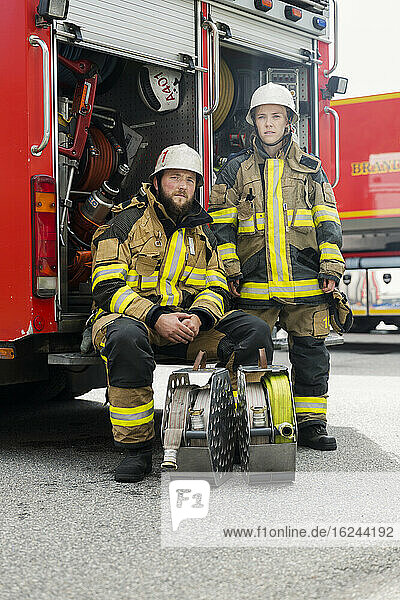 Feuerwehrleute vor einem Feuerwehrauto