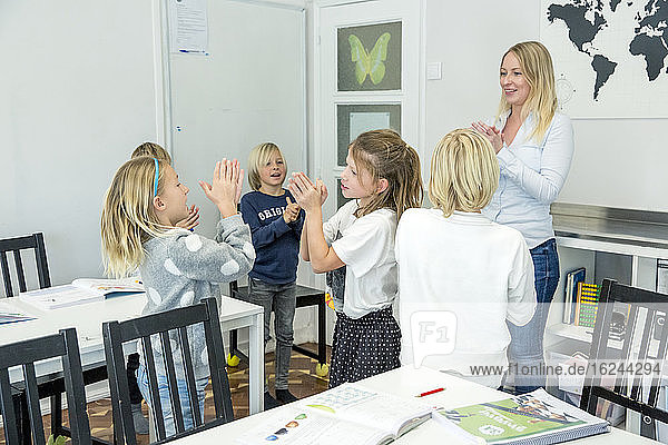 Lehrerin und Kinder im Klassenzimmer