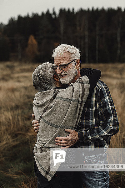 Älteres Paar  das sich umarmt