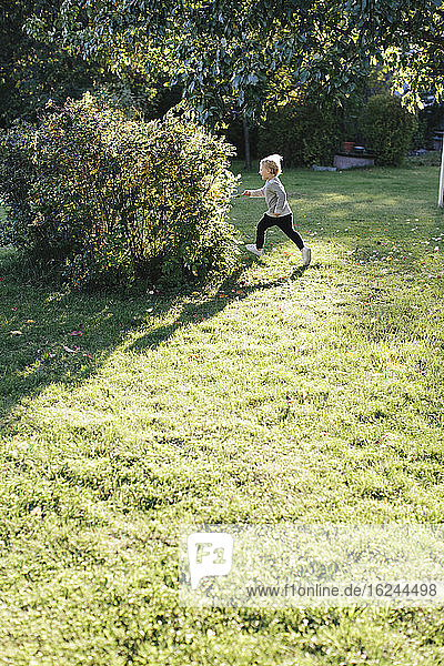 Mädchen läuft im Garten