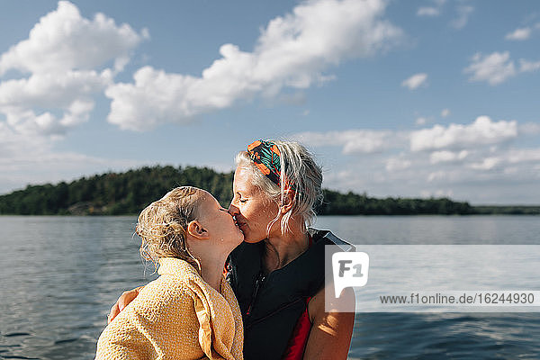 Mutter mit Tochter auf Boot