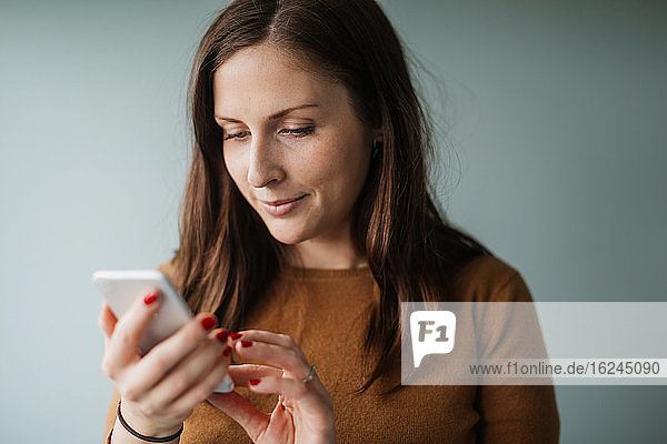 Frau benutzt Mobiltelefon