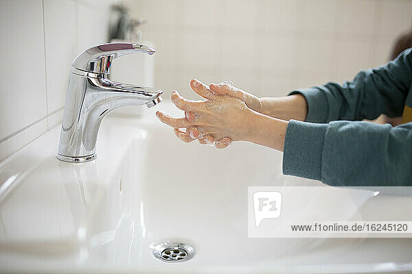 Frau wäscht ihre Hände