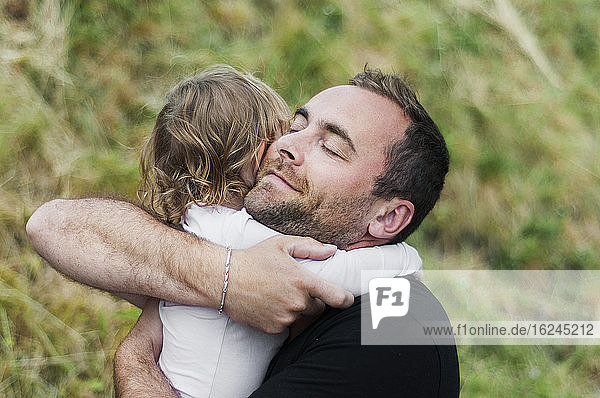 Mädchen umarmt Papa