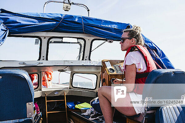 Frau auf Boot sitzend