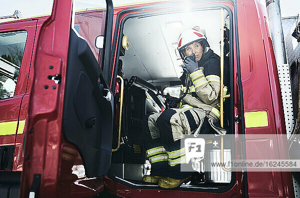 Feuerwehrmann im Auto