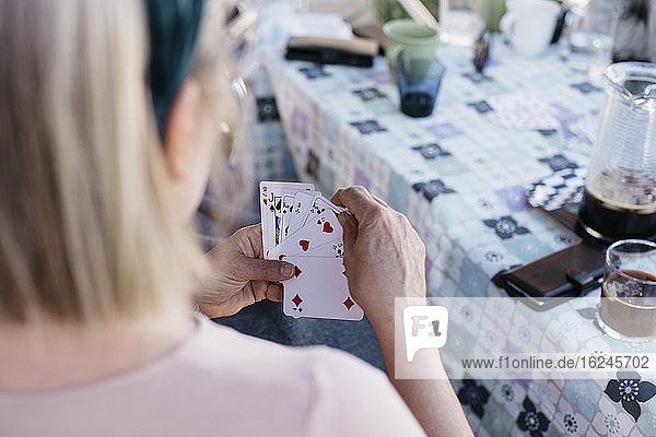 Frau spielt Karten