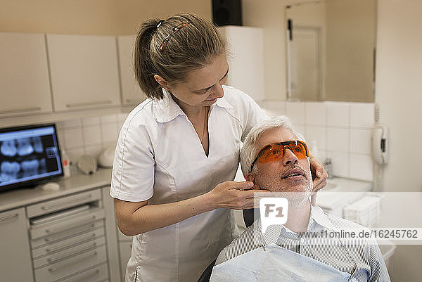 Patient in der Zahnklinik