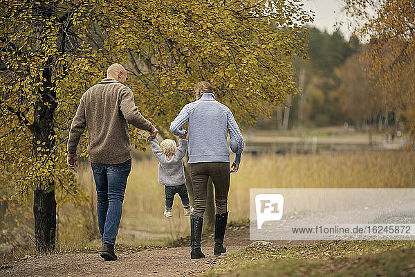 Eltern mit Kleinkind beim Spaziergang