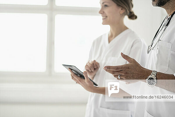 Ärzte verwenden digitales Tablet