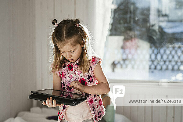 Mädchen benutzt digitales Tablet