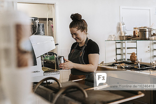 Lächelnde Frau bei der Arbeit im Cafe