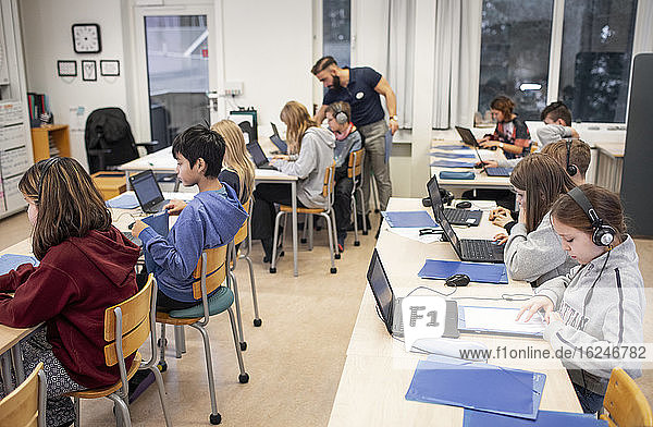 Kinder im Klassenzimmer mit Laptops