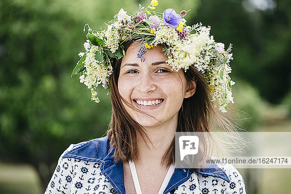 Porträt einer Frau mit Blumenkranz