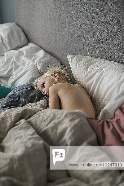 Junge im Bett liegend