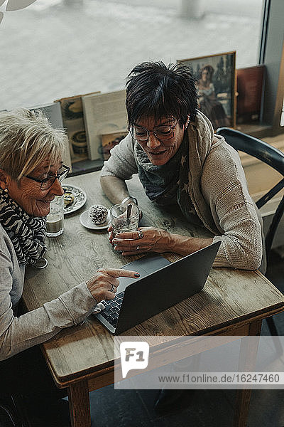 Frauen benutzen Laptop in einem Cafe