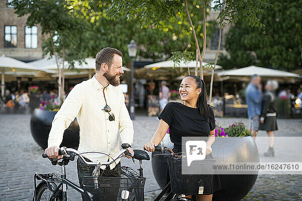 Ehepaar zu Fuß mit Fahrrädern