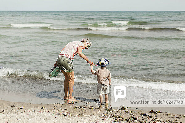 Großmutter mit Enkel auf See