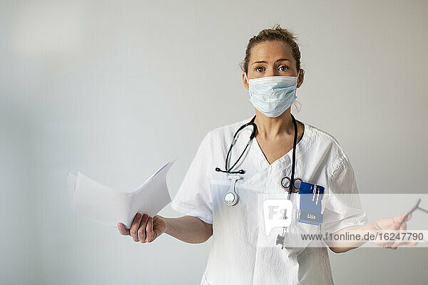 Weiblicher Arzt mit Gesichtsmaske