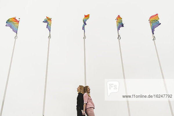 Frauen  die unter Regenbogenflaggen stehen