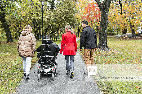Familie spaziert durch den Park