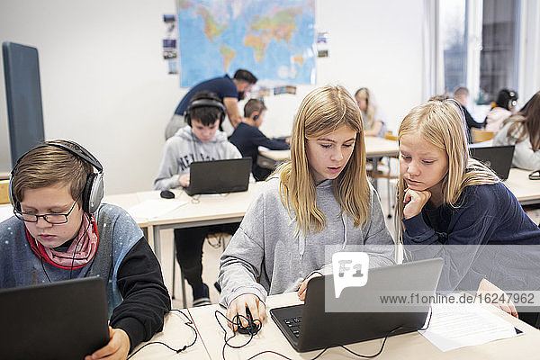 Kinder im Klassenzimmer mit Laptops