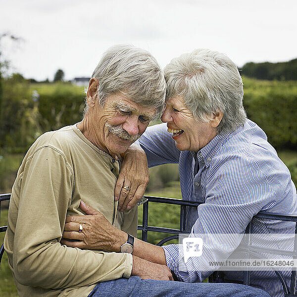 Glückliches Seniorenpaar zusammen