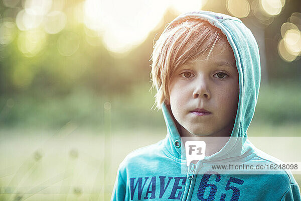 Porträt eines Jungen mit Kapuzenpulli