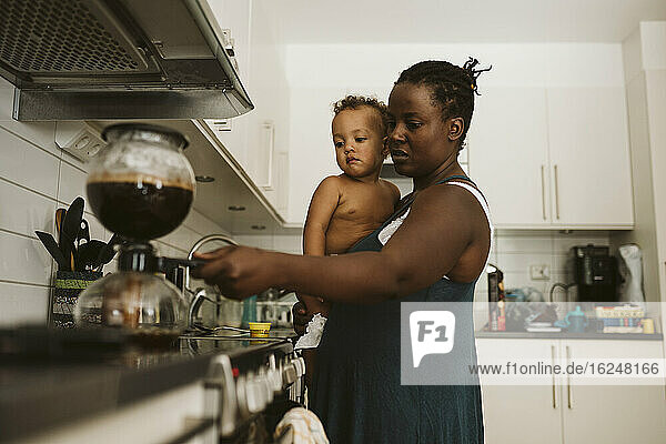 Mutter mit Kleinkind in der Küche
