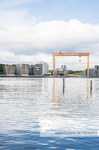 Blick auf einen Portalkran und Gebäude in Eriksberg  Göteborg  Schweden