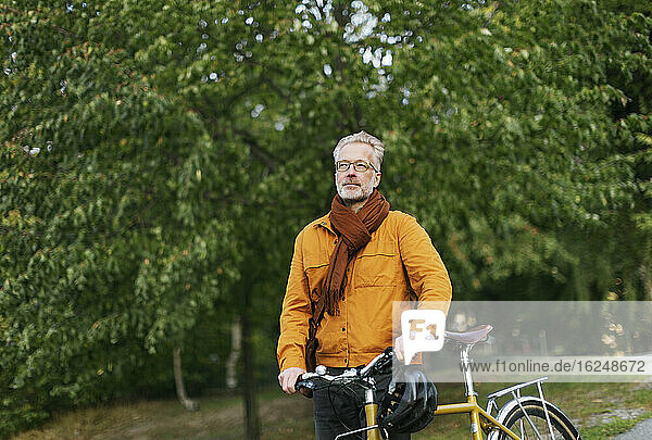 Mann mit Fahrrad