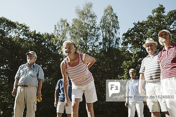 Menschen spielen Pv©tanque