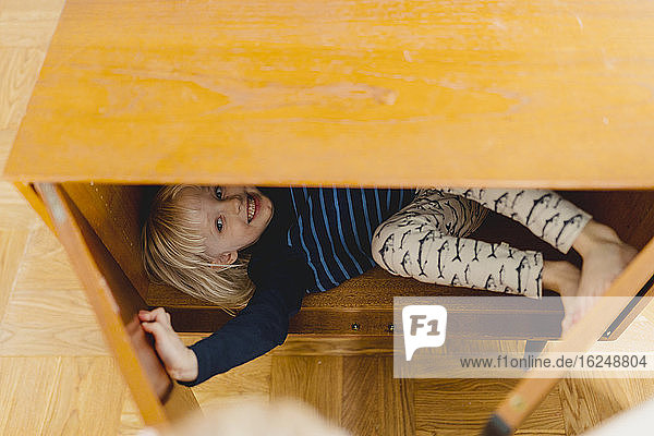 Mädchen versteckt sich im Schrank