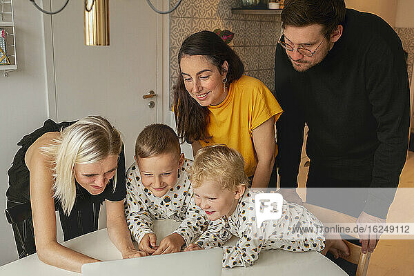 Familie mit Kindern am Laptop
