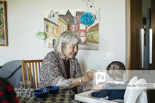 Großmutter füttert Enkelkind