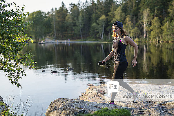 Frau joggt am See