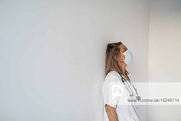 Ärztin mit Gesichtsschutzmaske