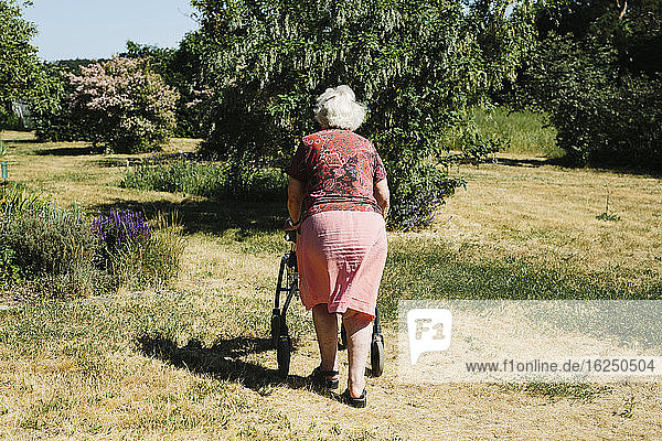 Ältere Frau beim Gehen mit Gehhilfe